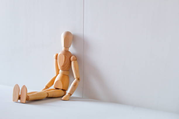 concept de solitude et d’abandon avec une poupée en bois comme modèle - doll wood sadness depression photos et images de collection