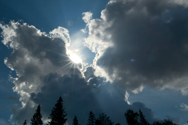 fascio di luce attraverso le nuvole. raggi di luce che brillano attraverso nuvole scure, cielo drammatico con nuvole. - incoming storm foto e immagini stock