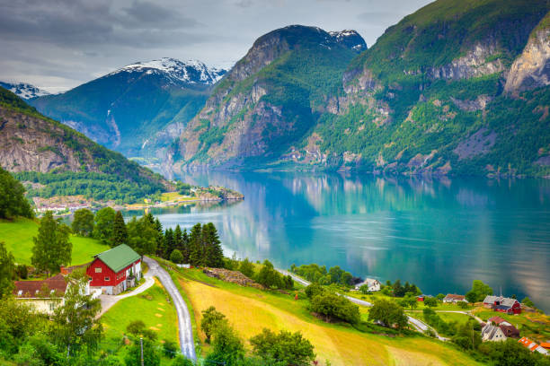 norwegen landschaft und bauernhöfe in aurlandsfjord zweig von sognefjord - norwegen stock-fotos und bilder