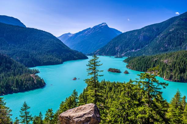 ワシントン州ノースカスケード国立公園の見下ろす風景画 - north cascades national park ストックフォトと画像