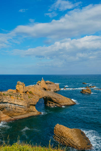 vue sur le rocher de la vierge, à biarritz - rocher de la vierge photos et images de collection