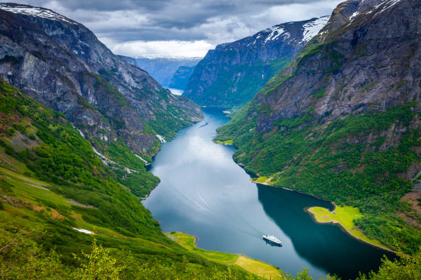 на�эрой-фьорд сверху с паромом в западной норвегии, скандинавии - aurland стоковые фото и изображения