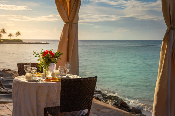 두 사람을위한 낭만적 인 테이블과 일몰에 전망대가있는 해변, 몬테고 베이, 자메이카 - honeymoon color image horizontal setting the table 뉴스 사진 이미지