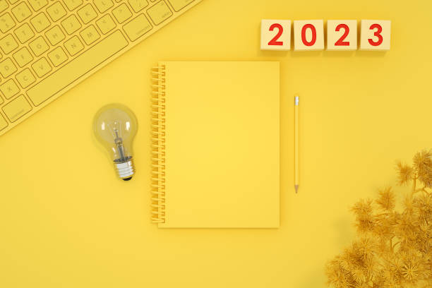 2023 nuovo anno pagina bianca taccuino sfondo giallo - three dimensional pencil note pad page foto e immagini stock