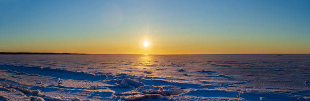 l’étendue glacée du golfe de finlande - hillock photos et images de collection