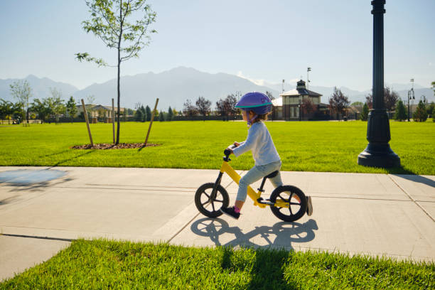 自転車のヘルメットをかぶった幼児の女の子 - 子ども ストックフォトと画像