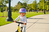 自転車のヘルメットをかぶった幼児の女の子