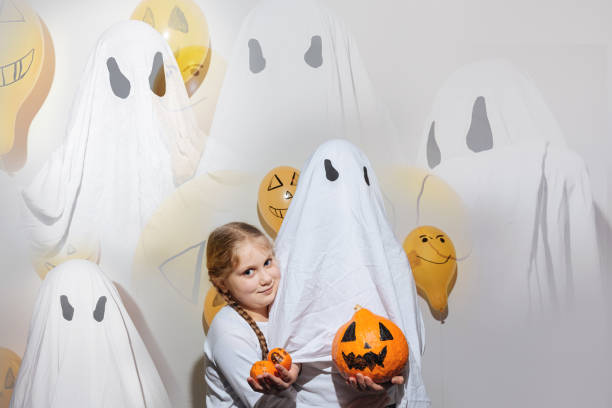 fantasma sostiene una calabaza - anger child braids braided fotografías e imágenes de stock