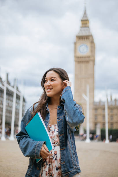 studentessa asiatica felice a londra - street london england city of westminster uk foto e immagini stock