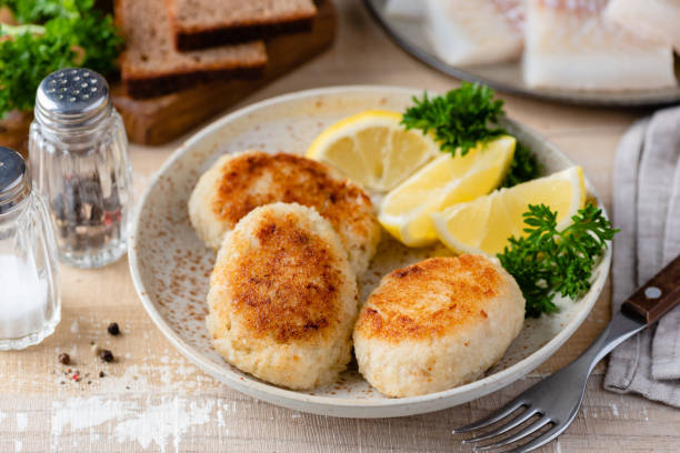 접시에 생선 패티 또는 생선 케이크 - fish cakes 이미지 뉴스 사진 이미지