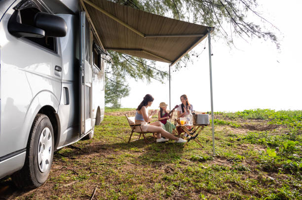 famiglia asiatica che viaggia con vacanza in camper in spiaggia al mattino - car family picnic vacations foto e immagini stock