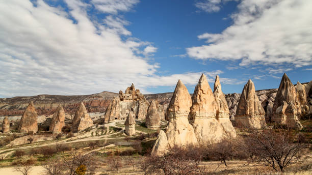 parque nacional histórico, goreme - goreme rural scene sandstone color image fotografías e imágenes de stock