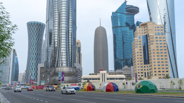 la città di doha viene decorata per la coppa del mondo fifa. - dubai airport international landmark night foto e immagini stock