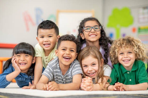 bereits im kindergarten porträt - grundschüler stock-fotos und bilder