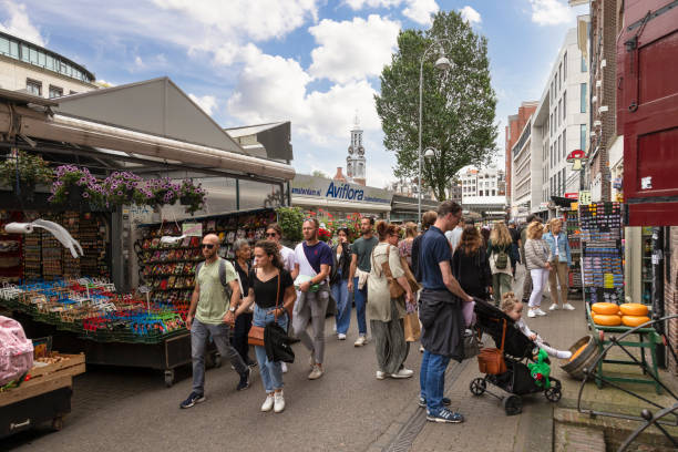 암스테르담 중심부의 싱겔에 떠있는 다채로운 꽃 시장 (bloemenmarkt). - amsterdam canal netherlands dutch culture 뉴스 사진 이미지