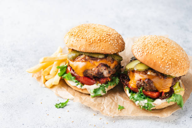 cheeseburger with grilled red bell pepper, arugula and dill pickles - burger imagens e fotografias de stock