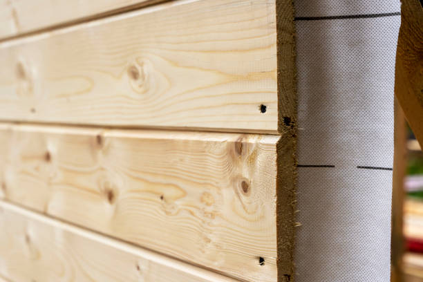 revestimento de uma casa de madeira com clapboard e barreira de vapor. construção de casas. - wood cladding - fotografias e filmes do acervo