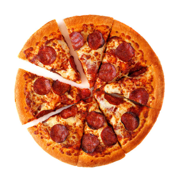 klassische peperoni-pizza mit geschnittenen scheiben isoliert auf weiß - pepperonipizza stock-fotos und bilder