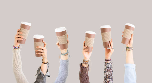 多くの異なる腕がコーヒーカップを持って育った - coffee take out food cup paper ストックフォトと画像