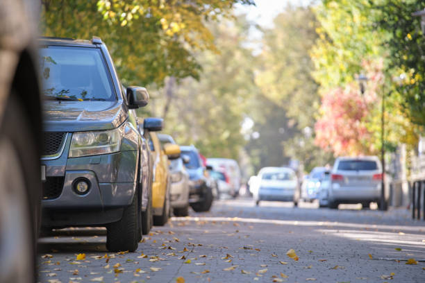 primer plano de un automóvil estacionado ilegalmente contra las reglas de tráfico en el lado de la calle peatonal de la ciudad - traffic car street parking fotografías e imágenes de stock