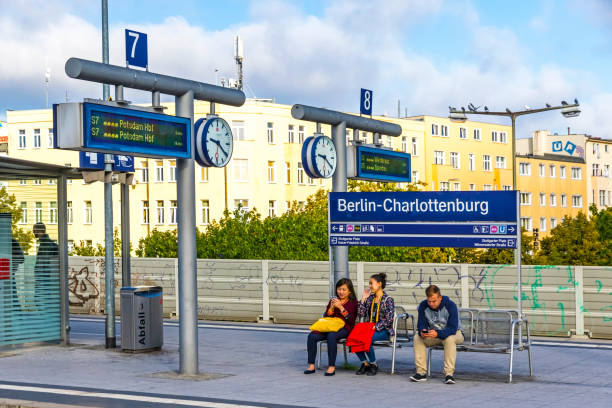 berlin-charlottenburg railway station in berlin, germany - clock station people berlin germany imagens e fotografias de stock