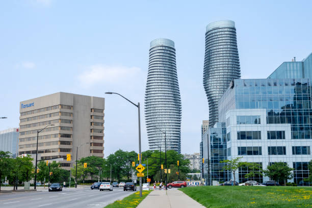 straßenansicht des stadtzentrums von mississauga. sehenswürdigkeiten absolute eigentumswohnungen im hintergrund. mississauga, ontario, kanada - boulevard mansion road grounds stock-fotos und bilder