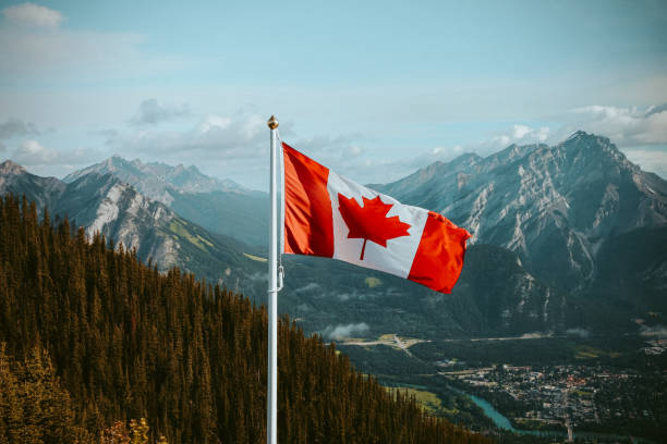 bandera canadiense en las montañas - canadian culture fotografías e imágenes de stock