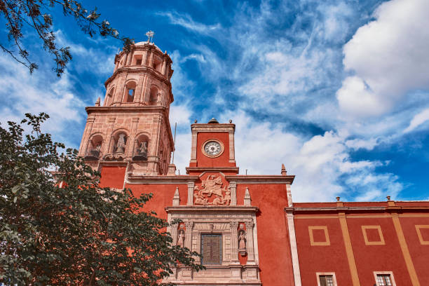 santiago de queretaro, queretaro, messico, 09 07 22, ingresso principale accanto alla torre e alla campana del
tempio di san francisco de asís con un cielo blu e nuvole, nessun popolo - church bell tower temple catholicism foto e immagini stock