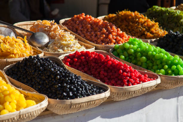 kolorowe suche solone lub cukrowe wody azjatyckie owoce tropikalne - cherry dry fruit food zdjęcia i obrazy z banku zdjęć