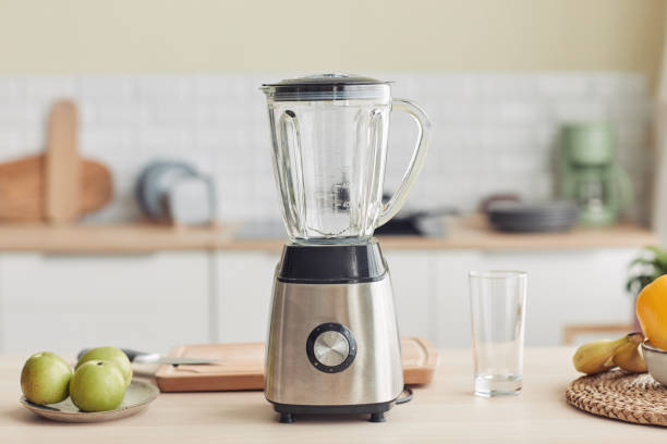 licuadora en cocina amarilla - blender fotografías e imágenes de stock