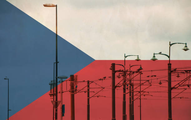 青い空を背景にした電線でトラム接続するチェコ共和国の国旗、電気鉄道の列車と電源線、ケーブル接続、金属製のポールオーバーヘッドカテナリー線 - overhead cable car 写真 ストックフォトと画像