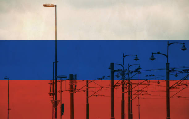 青空を背景にした電線で路面電車が接続するロシア国旗、電気鉄道の列車と電力供給線、ケーブル接続、金属製のポールオーバーヘッドカテナリー線 - overhead cable car 写真 ストックフォトと画像