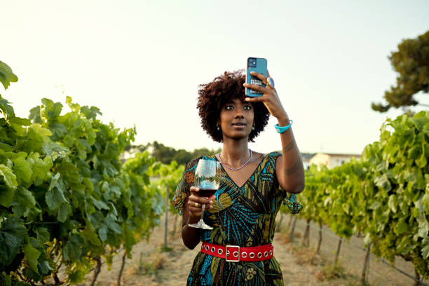 joven vacacionista negro tomándose selfie en viñedo - winemaking vintner winery people fotografías e imágenes de stock