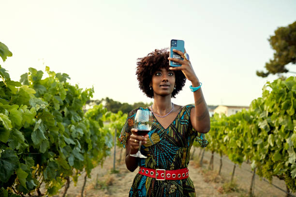 jeune vacancier noir prenant un selfie dans un vignoble - western europe europe indigenous culture traditional culture photos et images de collection