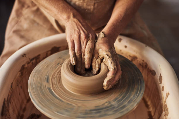 kunst, herstellung und kreative weibliche hände, die mit nassem ton arbeiten, um keramikschale auf einer töpferscheibe in ihrer werkstatt zu entwerfen, zu formen und herzustellen. kunstarbeiter, der handgemachtes basteln als hobby herstellt - keramiker stock-fotos und bilder