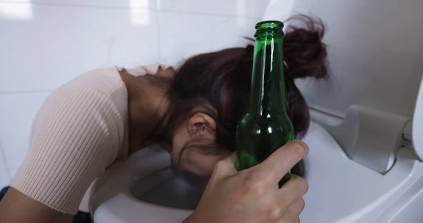 donna sentire dolore in bagno - abdomen addiction adult alcohol foto e immagini stock