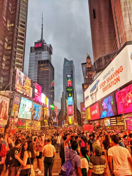 nowy jork times square - new york city times square crowd people zdjęcia i obrazy z banku zdjęć