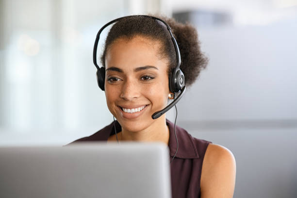 забота о клиентах чернокожая женщина, работающая в колл-центре - customer service representative service african descent receptionist стоковые фото и изображения