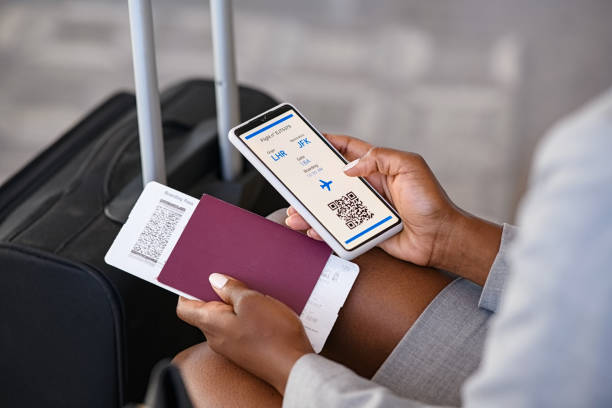 close up of business woman checking flight e-ticket on phone at airport - business travel people traveling airport journey imagens e fotografias de stock