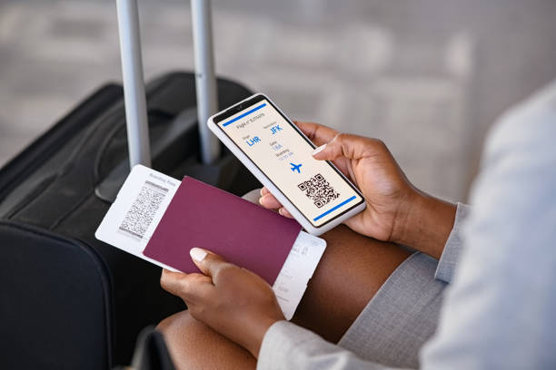 крупный план бизнес-леди, проверяющей электронный билет на рейс по телефону в аэропорту - airplane smart phone travel mobile phone стоковые фото и изображения