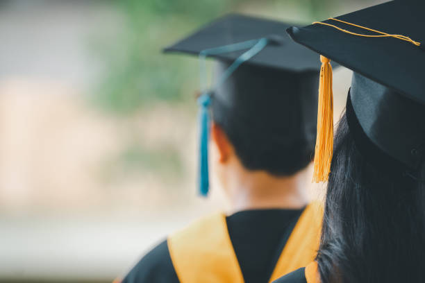 die rückseite der absolventen geht zur abschlussfeier an der universität, konzept der erfolgreichen ausbildung in der high school, gratulierter abschluss - graduation color image people photography stock-fotos und bilder