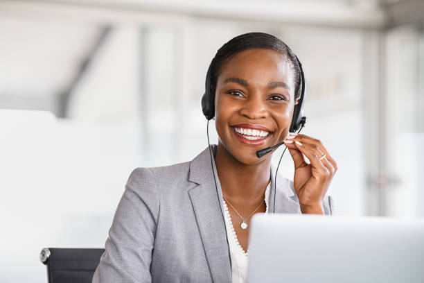 retrato da mulher de atendimento ao cliente trabalhando no call center - female customer service representative looking at camera technology - fotografias e filmes do acervo