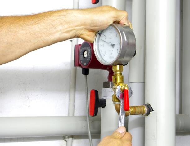 暖房システムの修理 - heat water faucet water pipe ストックフォトと画像