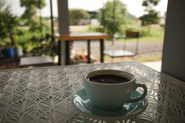 um café americano é servido na mesa branca. - black coffee fotos - fotografias e filmes do acervo