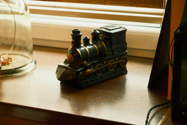 figurine d’une vieille locomotive d’époque. figurine jouet de collection d’une vieille locomotive à vapeur - railroad junction audio photos et images de collection