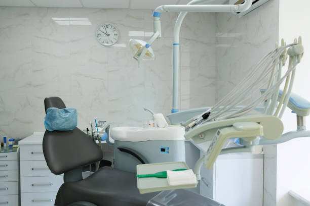 현대 치과 의사 사무실의 치과 용 의자 - dentist office dentists chair chair nobody 뉴스 사진 이미지