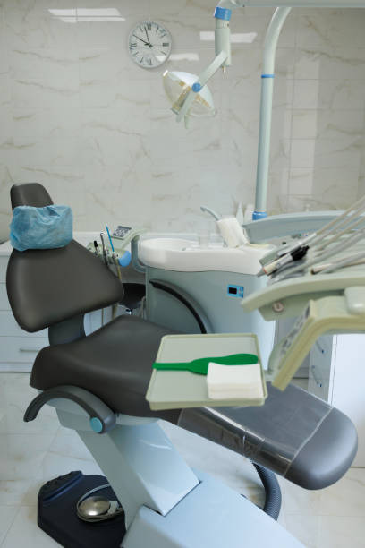 치과 사무실의 현대적인 장비 - dentist office dentists chair chair nobody 뉴스 사진 이미지