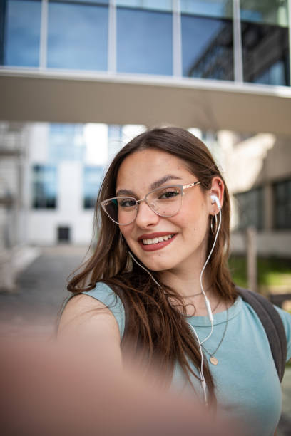 der beginn des neuen schuljahres steht vor der tür - selfie stock-fotos und bilder