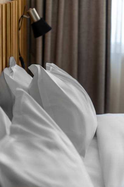 habitación de hotel cama doble con ropa de cama blanca y vistas a la montaña - cushion pillow textile luxury fotografías e imágenes de stock
