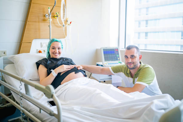 portrait of young married couple. portrait of husband and pregnant wife - labour room imagens e fotografias de stock